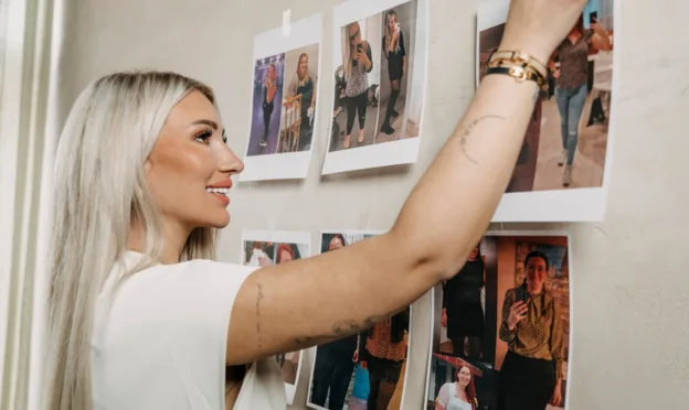 Julia mit Fortschrittsfotos
